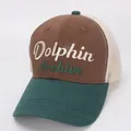 Dettaglio del ricamo Dolphin Archive su un cappello trucker in rete verde e marrone - Bambini / caffè