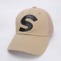 Detail van kaki truckerpet voor kinderen met zwarte S-patch en ademende mesh achterkant - Kinderen 50-54cm / Khaki