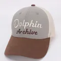 Dettaglio del ricamo Dolphin Archive su cappello trucker bicolore per bambini - Bambini / Grigio
