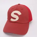 Detail van rode mesh trucker pet met een crème lederen letter S patch en gebogen klep - Kinderen 50-54cm / Rood