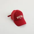 Κόκκινο παιδικό καπέλο trucker με λευκό κέντημα Boston 1630 σε απλό φόντο - Παιδιά περίπου 2-7 Ετών / Μπορντό