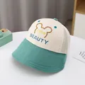 Dettaglio ricamo su cappello parasole per bambini con orso e rete traspirante - 2-6 Anni (47-52cm) / Verde