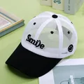 Dettaglio della rete bianca e del ricamo Smile sul cappellino da baseball bianco e nero - Bambini (50-54cm) / Nero