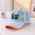 Dettaglio del cappellino in rete per bambini con corpo blu, visiera arancione e ricamo Col - Taglia Bambino Regolabile / Celeste