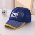 Dettaglio del cappellino bimbo in mesh blu e giallo con ricamo Coll e tessuto traspirante - Taglia Bambino Regolabile / Blu Reale