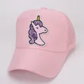 Detail der pinkfarbenen Mesh-Trucker-Cap mit glänzendem Einhorn-Pailletten-Stick - Kinder im Alter von 2-6 / Rosa