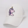 Detailansicht der Kinder-Trucker-Cap in Weiß mit glitzerndem Einhorn-Patch aus Pailletten - Kinder im Alter von 2-6 / Weiß