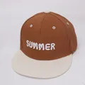 Dettaglio del ricamo bianco SUMMER su un berretto da baseball in cotone bicolore - Bambini 3-10 Anni 50-54CM / Marrone scuro