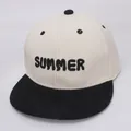 Dettaglio del testo 'SUMMER' ricamato sul davanti di un cappellino snapback in cotone - Bambini 3-10 Anni 50-54CM / Beige
