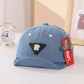 Dettaglio cappellino da baseball in denim per bambini con toppa con lettera R - Neonato 0-30 Mesi 45-48cm / Denim medio
