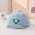 Dettaglio cappellino neonato in denim con patch R verde e visiera morbida - Neonato 0-30 Mesi 45-48cm / Denim Chiaro