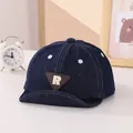 Dettaglio cappellino denim blu per neonati con patch logo R e ricamo di margheritine - Neonato 0-30 Mesi 45-48cm / Denim Nero