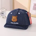 Dunkelblaue Baby-Baseballkappe aus Denim mit Bärenstickerei und weißen Kontrastnähten - 45-48CM (0-30 Monate) / Mittelblauer Denim