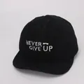 Detalle de gorra de béisbol de pana negra con bordado blanco de Never Give Up - 45-48 cm / Negro