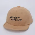 Detalle de gorra de pana para bebé en caqui con bordado NEVER GIVE UP y visera suave - 45-48 cm / Caqui