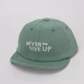 Detalle de textura de pana verde en gorra de bebé con bordado NEVER GIVE UP - 45-48 cm / Verde Hierba