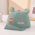 Détail d'une casquette bébé en velours côtelé vert menthe avec oreilles d'ours - 45-48 cm / Vert Herbe