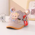 Dettaglio del cappellino neonato in velluto a coste kaki con orecchie da orso 3D e silicone - 1-3 Anni / Circonferenza Testa 45-48cm / Cachi