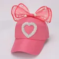 Gorra rosa para niñas con un lazo grande de encaje y un corazón de perlas finas - Rosa rojo