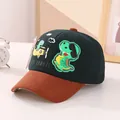 Dettaglio cappellino bimbo verde scuro con dinosauro 3D e ricamo Space Travel - Bambino 2-6 Anni 47-52CM / Nero