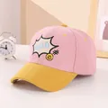 Detalle de gorra de béisbol de pana rosa y amarilla con bordado HELLO y cara sonriente - Niños de 2 a 6 años / Rosa