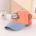 Detalle de gorra de béisbol infantil en pana con bordado HELLO y parche de cara sonriente - Niños de 2 a 6 años / Naranja