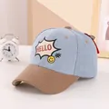 Detalle de gorra de béisbol de pana azul con bordado HELLO y cara sonriente amarilla - Niños de 2 a 6 años / Azul claro
