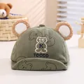 Dettaglio cappellino neonato in velluto a coste con orecchie di orso e visiera morbida - 45-48 cm / Verde Militare