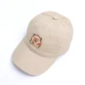 Detalle de gorra infantil de pana beige con un bonito emblema de carpincho de dibujos - 50-53cm / Caqui Claro