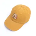 Primer plano de la textura de pana amarilla y el parche de carpincho en la gorra infantil - 50-53cm / Amarillo
