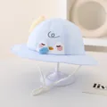 Dettaglio cappello sole neonato con ricamo pinguino e coulisse bianca regolabile - Taglia Unica (Bambino) / Pinguino / Azzurro
