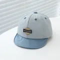Dettaglio del cappellino bimbo con visiera morbida e ricamo American College - Neonato 6-24 Mesi 45-48cm / Celeste