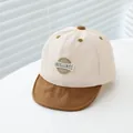 Dettaglio di cappellino neonato con ricamo College e visiera morbida color marrone - Neonato 6-24 Mesi 45-48cm / Caffè Scuro