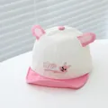 Detail van roze baby pet met zachte klep, schattige konijnenoren en borduursel - Konijn Stijl / Roze