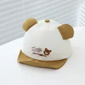 Detail van baby baseballpet met 3D-berenoortjes en schattige geborduurde details - Beer stijl / Khaki