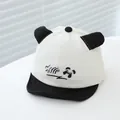 Detailopname van de baby baseballpet met 3D panda-oren en fijn borduurwerk - Panda Stijl / Zwart