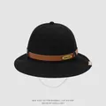 Detalle de gorro de algodón negro con correa de cuero marrón y emblema dorado - 1-3 Años (50cm) / Negro