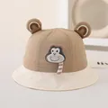 Detailansicht eines Baby-Sonnenhuts mit Affenstickerei und süßen 3D-Tierohren - 50cm (1-3 Jahre) / Dunkelkhaki Farbblock (Stil 4)