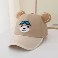 Dettaglio del cappellino bimbo con orecchie d'orso e ricamo occhiali 3D blu su tessuto kaki - 3-8 Anni / Cachi