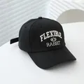 Detaillierte Nahaufnahme der Flexible Rabbit Stickerei auf dieser schwarzen Baseballkappe - 3-8 Jahre / Schwarz