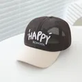 Dettaglio del tessuto a rete e del ricamo 3D HAPPY SCHOOL sul cappellino da bambino - 3-8 Anni (50-53cm) / Caffè