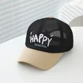 Dettaglio del ricamo HAPPY SCHOOL su cappellino da baseball traspirante per bambini - 3-8 Anni (50-53cm) / Nero