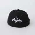 Detailansicht der weißen Los Angeles Stickerei auf einer schwarzen Kinder-Miki-Mütze - 50cm / Schwarz