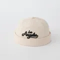Detail der Los Angeles Bestickung auf einer beigefarbenen Docker-Mütze aus Baumwollcanvas - 50cm / Beige