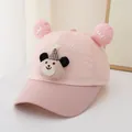 Detail der rosa Baby-Baseballkappe mit 3D-Bärenohren und VIVID AND CUTE Stickerei - 3-8 Jahre / Rosa