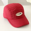 Detail van rode 5-panel nylon campingpet met HONG-logopatch en gestikte randafwerking - Rood