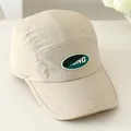 Khaki camperpet met vijf panelen voor kinderen met letterpatch en platte rand tegen de zon - Khaki