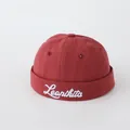 Gorro docker rojo para bebé con bordado Leonikita blanco y borde suave enrollado - LEAN Rojo Vino