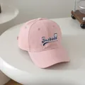 Dettaglio del ricamo con orsetto su un cappellino in cotone rosa per bambini - Bambini (50-54cm) / Rosa