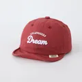Detail der roten Baby-Baseballkappe aus Baumwolle mit Stickerei und weichem Schirm - Kleinkind-Passform / Weinrot